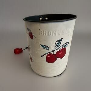 VTG Bromwell’s 3 Cup Tin Flour Sifter Red Apple Fruit Design USA 50s Kitchen MCM